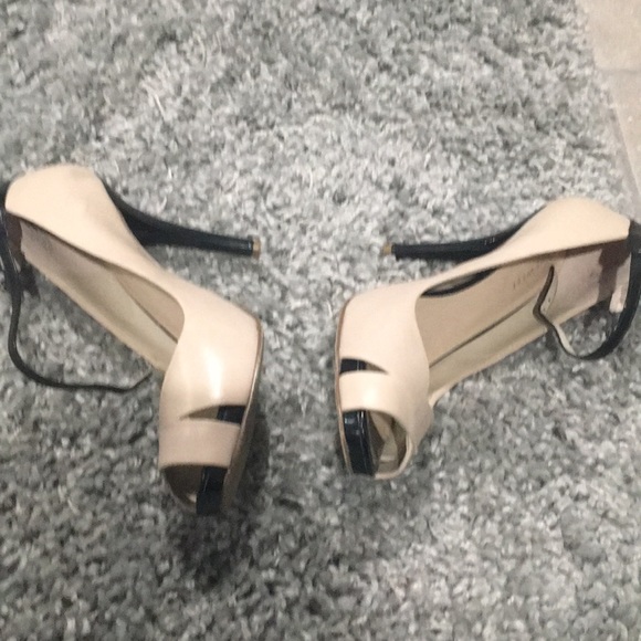 Nine West Tan and Black Heels - Picture 2 of 4